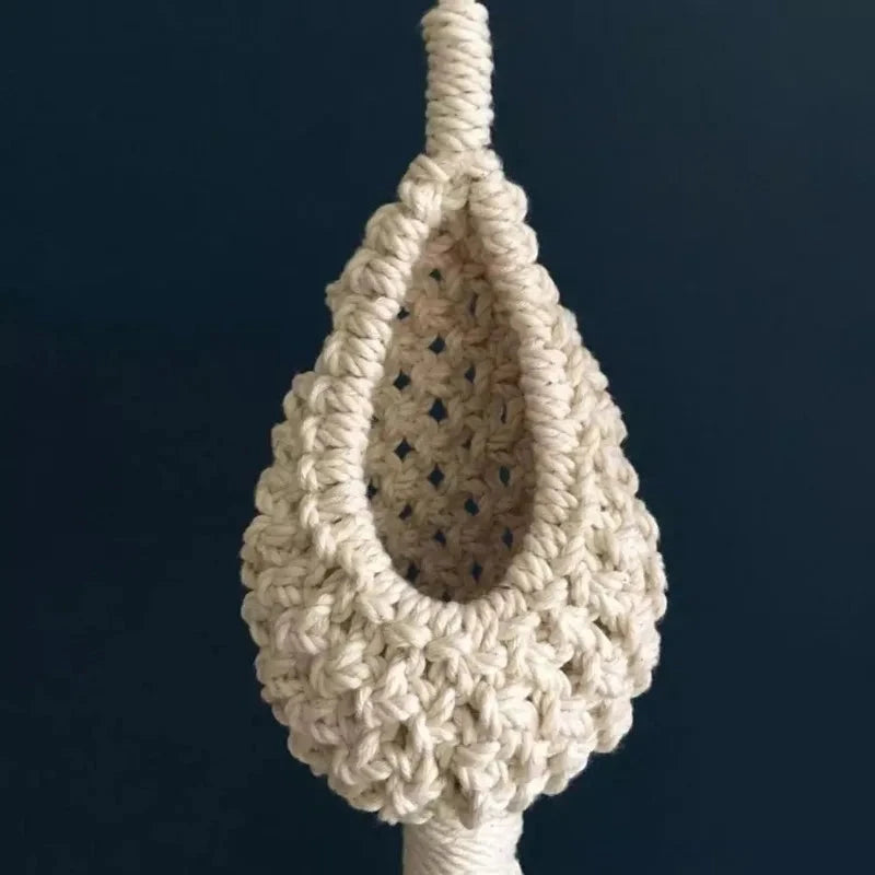 Porte plante macramé - vue de face de la goutte en corde de coton sur fond bleu nuit