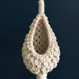 Porte plante macramé - vue de face de la goutte en corde de coton sur fond bleu nuit