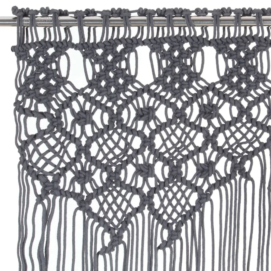 Rideau macramé anthracite - détail des losanges noués de l'en-tête en pointes, sur la tringle