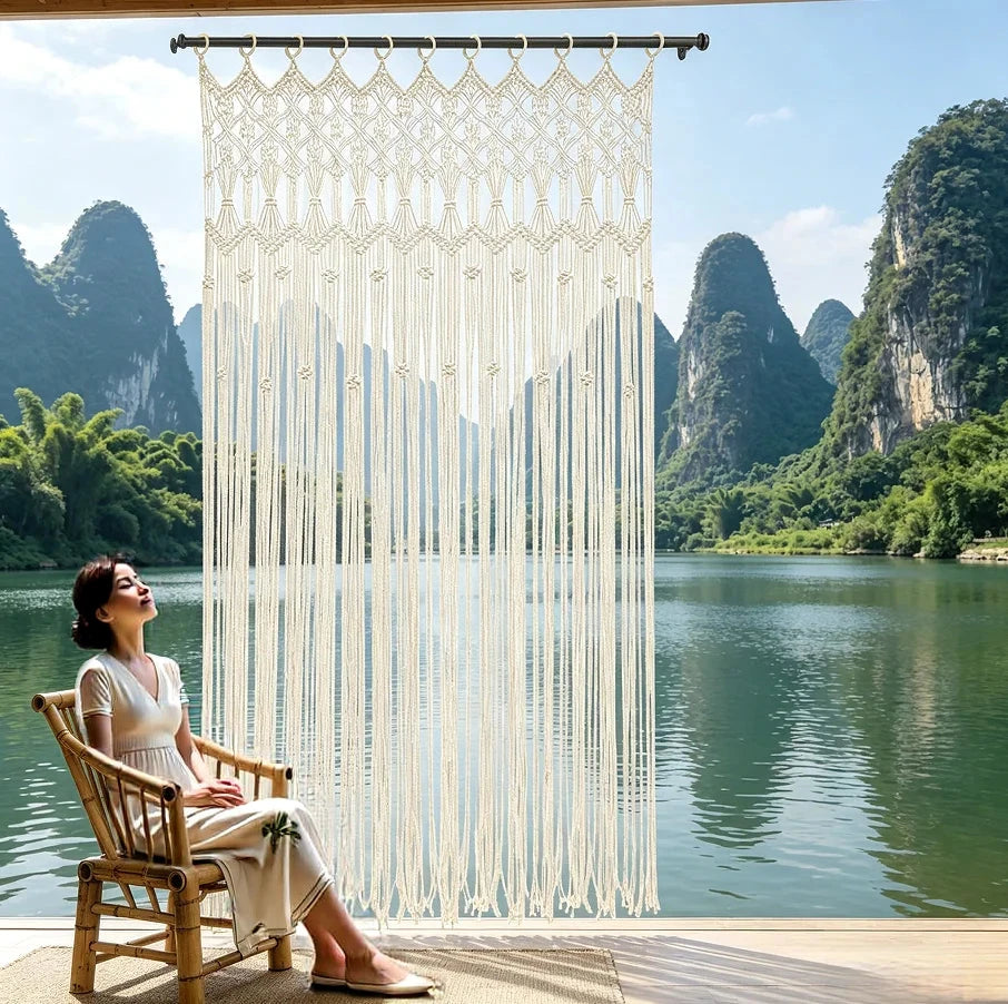 Rideau macramé bohème - sur une terrasse, fauteuil en bambou et vue sur le lac