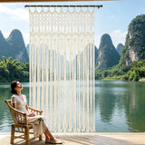 Rideau macramé bohème - sur une terrasse, fauteuil en bambou et vue sur le lac
