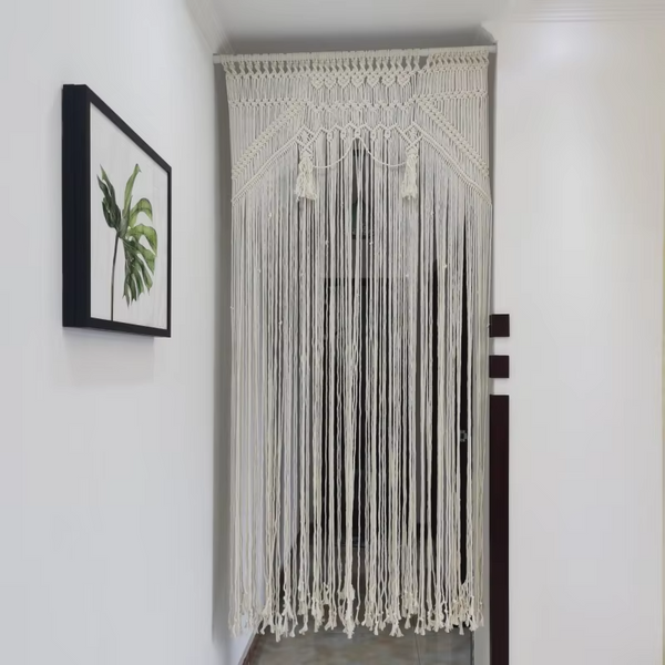 Rideau macramé Kheïma dans couloir encadrement de porte ambiance minimaliste