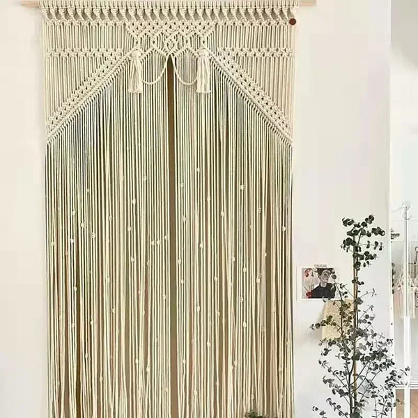 Rideau macramé coton Kheïma dans salon avec porte et plante verte