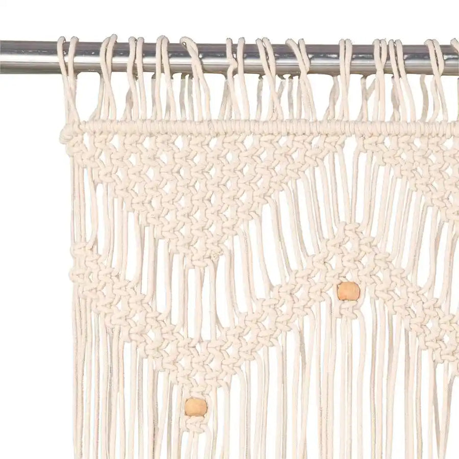 Rideau macramé crème - gros plan sur le haut : nœuds en zigzags et perles beiges