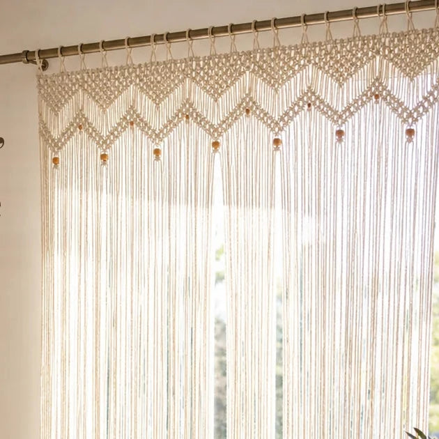 Rideau macramé crème - haut en zigzags noués avec perles beiges, sur la tringle