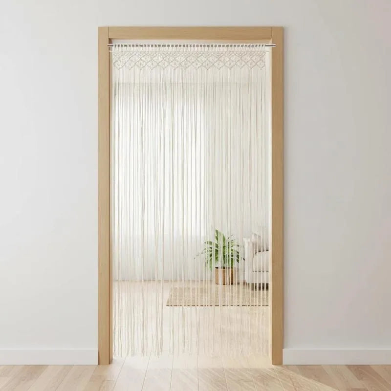 Rideau macramé écru - dans un cadre de porte en bois, haut en petits losanges sur la tringle