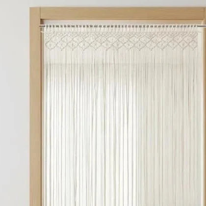 Rideau macramé écru - haut en petits losanges noués sous la tringle, dans un cadre de porte