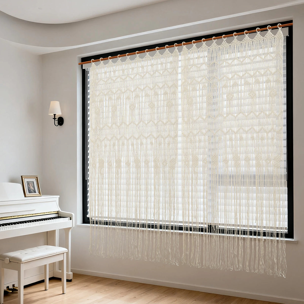 Rideau macramé écru - devant une grande fenêtre de salon lumineux