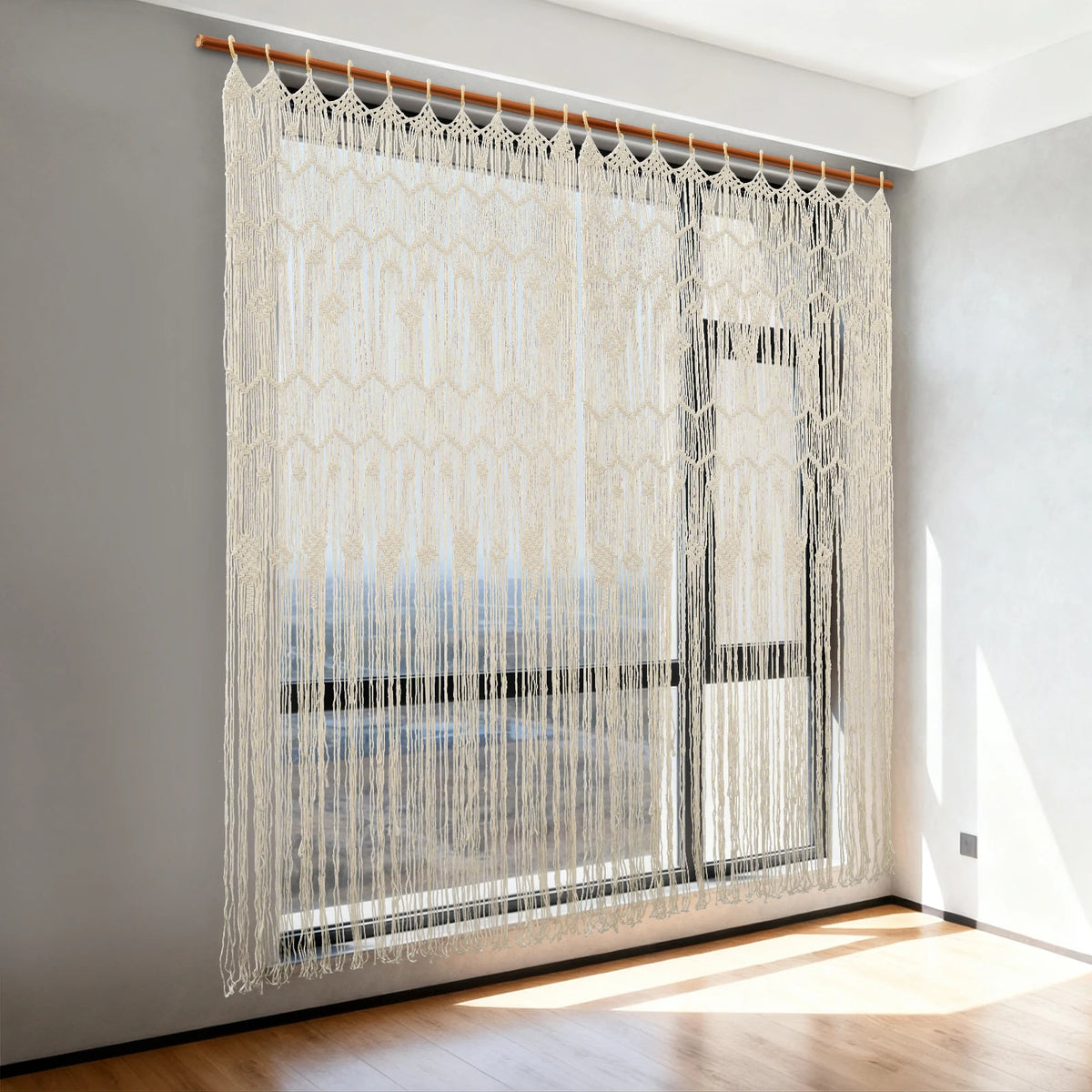 Rideau macramé écru - devant une grande baie vitrée au parquet clair