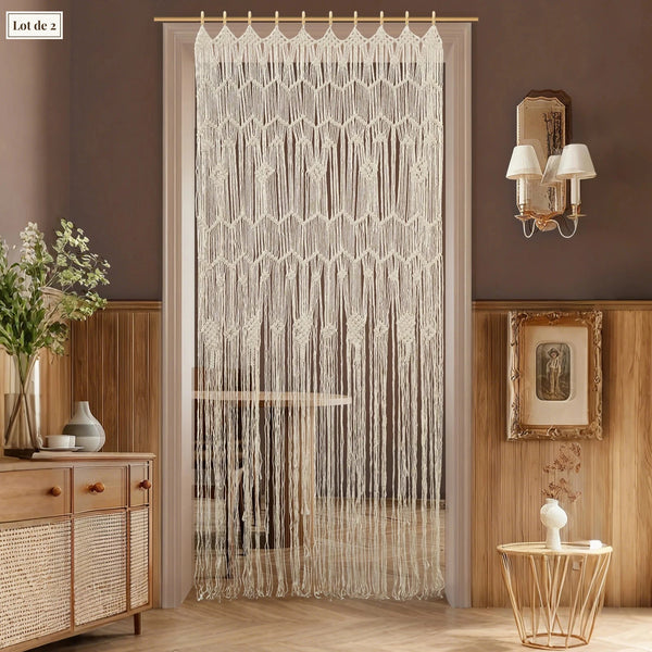 Rideau macramé écru - accroché dans une embrasure de porte, mur brun et console en bois