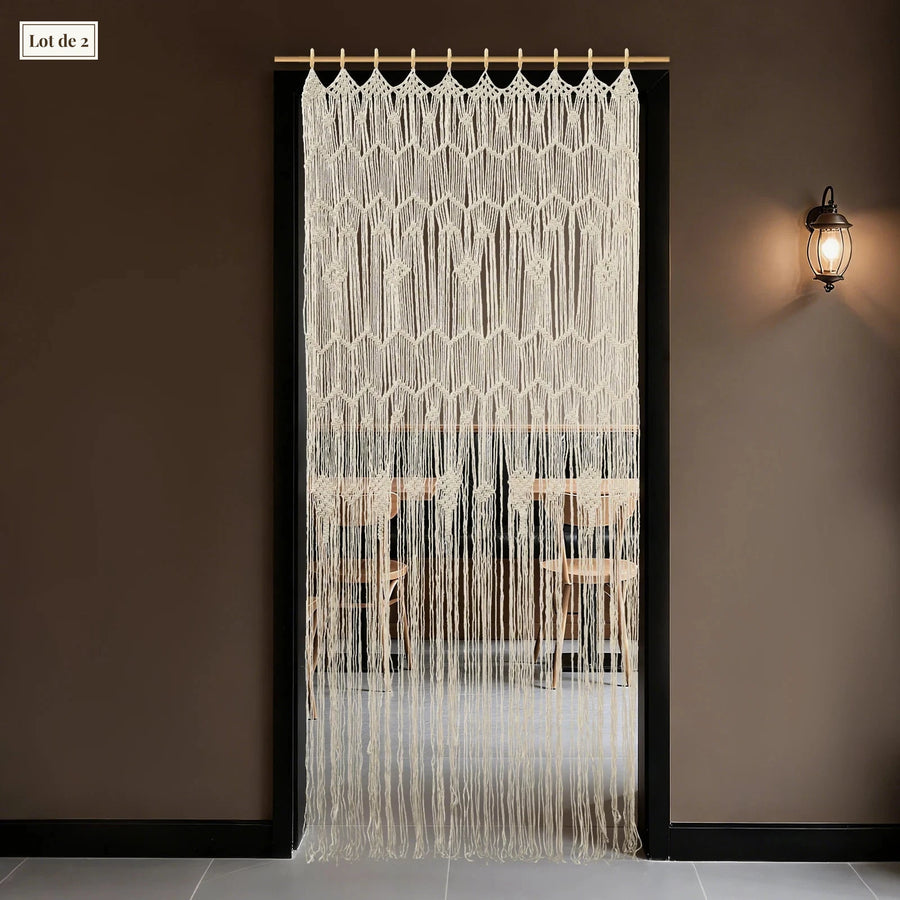 Rideau macramé écru - dans l'encadrement d'une porte noire, lumière chaude