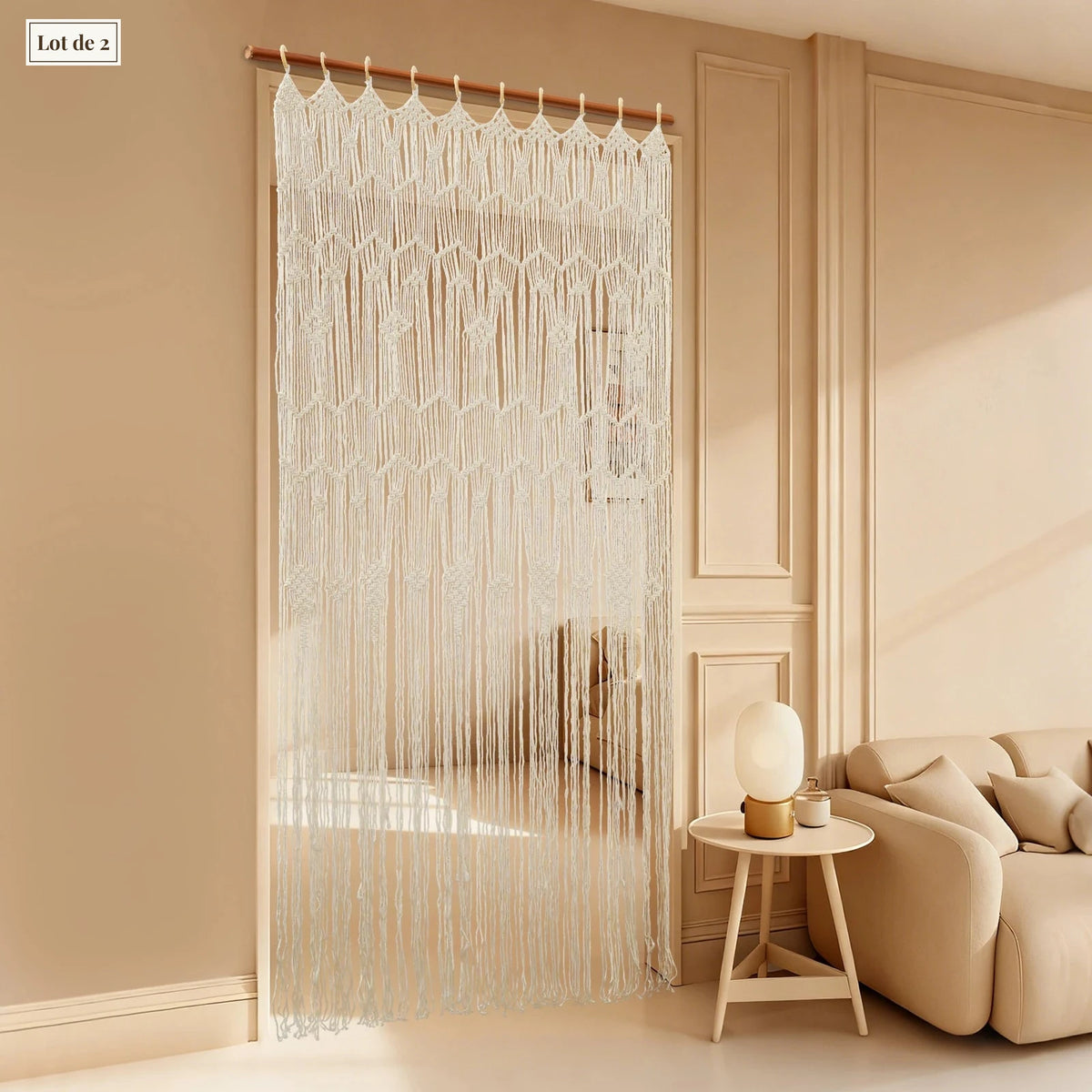 Rideau macramé écru - dans un salon beige avec canapé