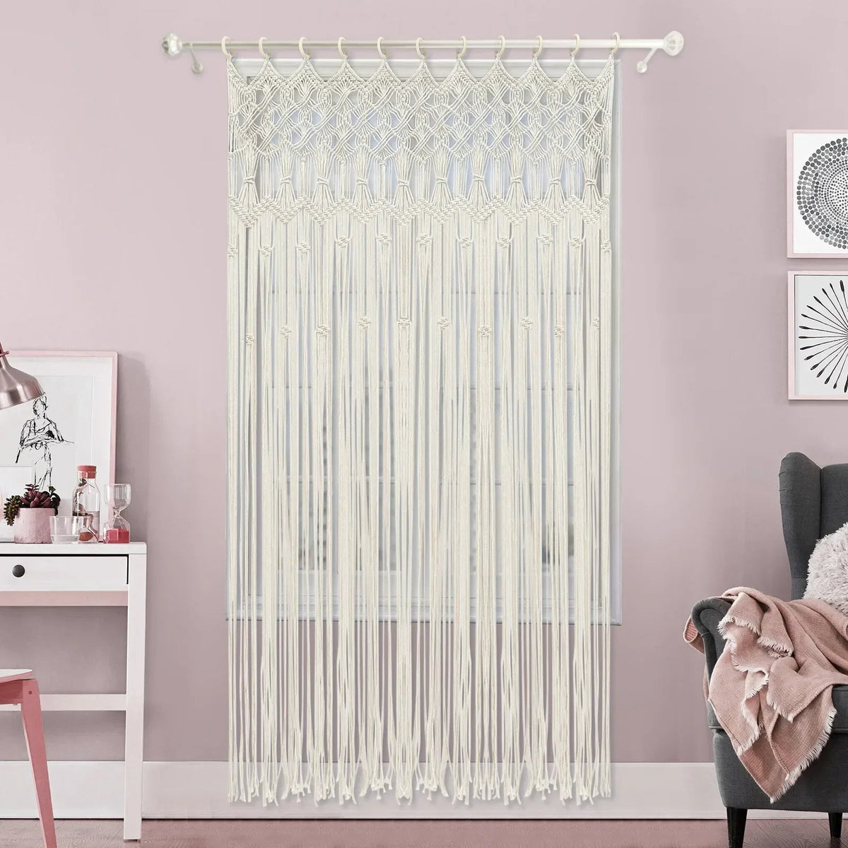 Rideau macramé Alora dans salon rose suspendu à la fenêtre