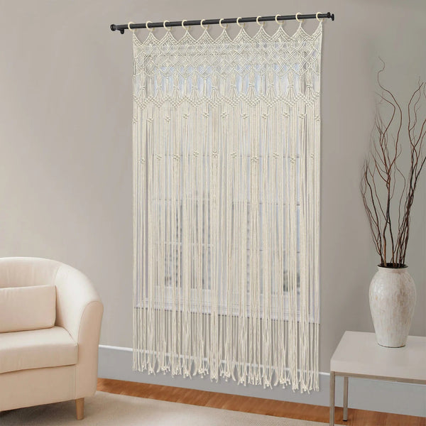Rideau macramé Alora dans salon contemporain, tringle métal noire