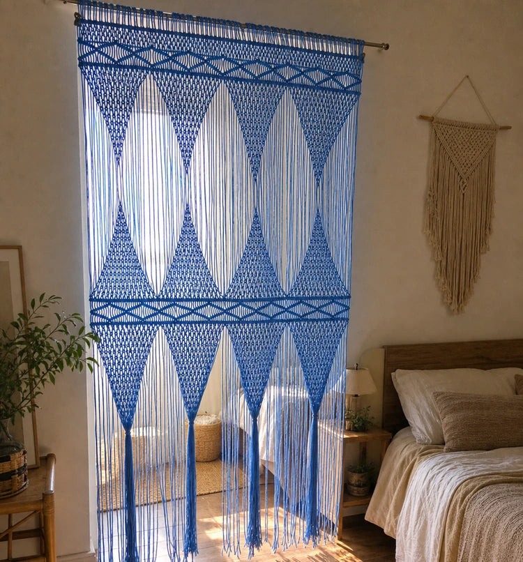 Rideau macramé bleu - devant une porte de chambre, cordons du bas réunis en glands