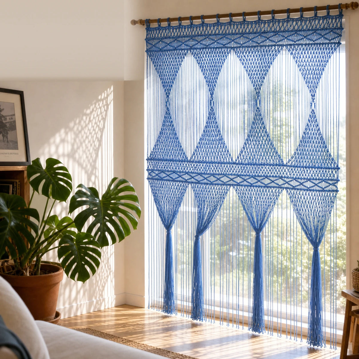 Rideau macramé bleu - losanges ajourés devant une grande fenêtre, salon lumineux
