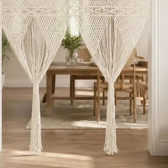 Rideau macramé écru - cordons du bas regroupés en deux pointes au-dessus du parquet