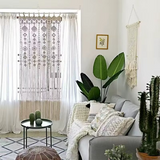 Rideau macramé Naïa en séparateur de pièce salon — ambiance bohème lumière filtrée