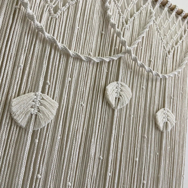 Détail plumes coton et nœuds centraux rideau macramé Zéphyr