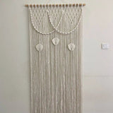 Rideau macramé Zéphyr vue ensemble sur mur blanc tringle bois