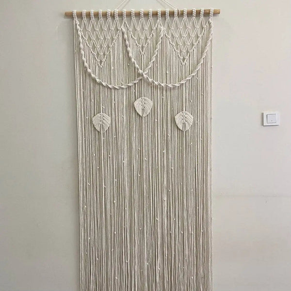Rideau macramé Zéphyr vue ensemble sur mur blanc tringle bois
