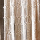 Gros plan texture rideau macramé Orion, motifs géométriques carrés et losanges, coton beige