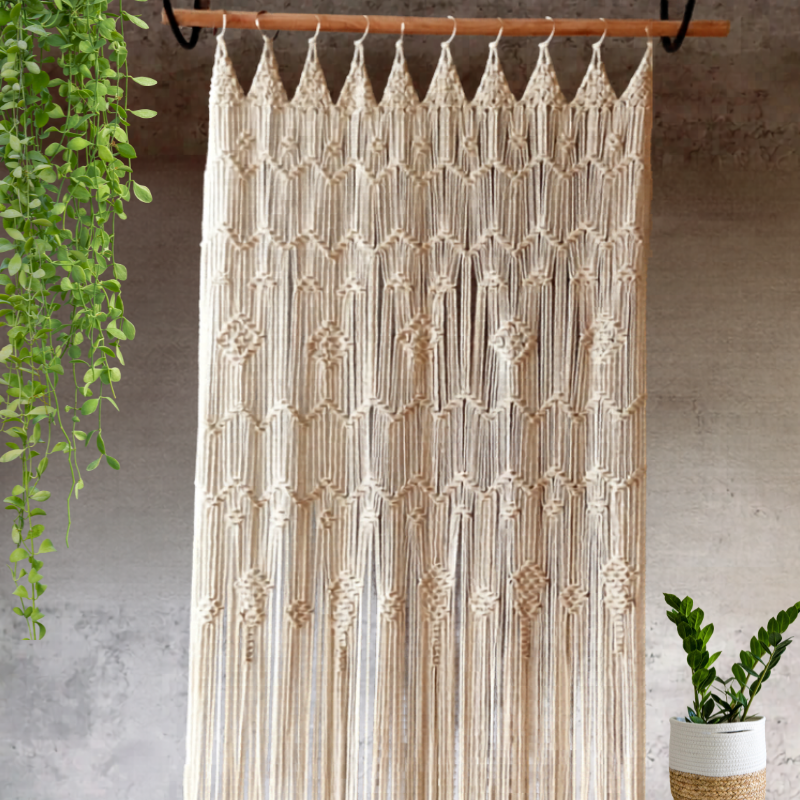 Rideau macramé porte géométrique Orion coton naturel, suspendu barre bois, motifs losanges, plantes vertes