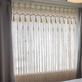 Rideau macramé porte Tivara devant fenêtre de chambre, lumière naturelle douce