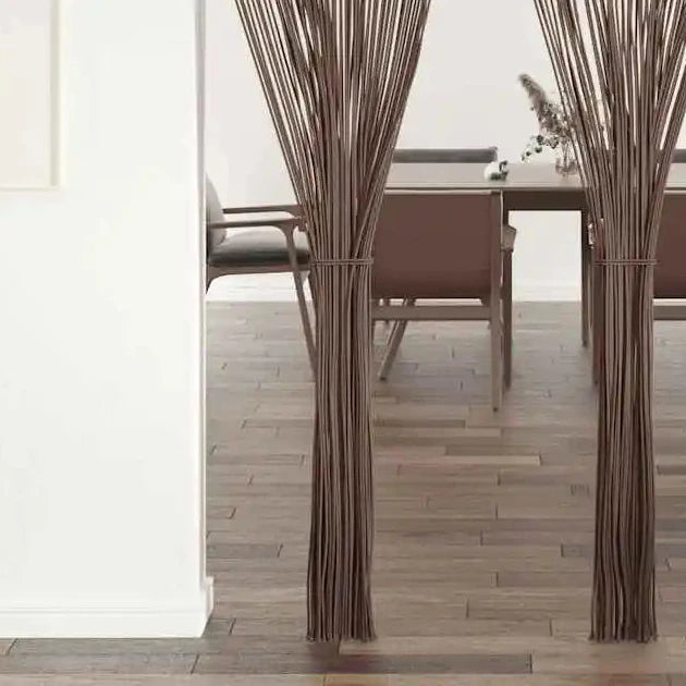 Rideau macramé taupe - cordons regroupés en deux pans, devant une table de salle à manger