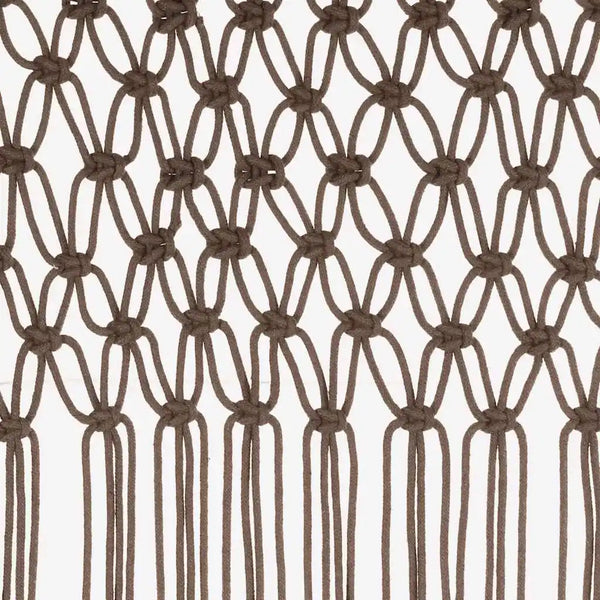 Rideau macramé taupe - gros plan sur les mailles ouvertes et les nœuds