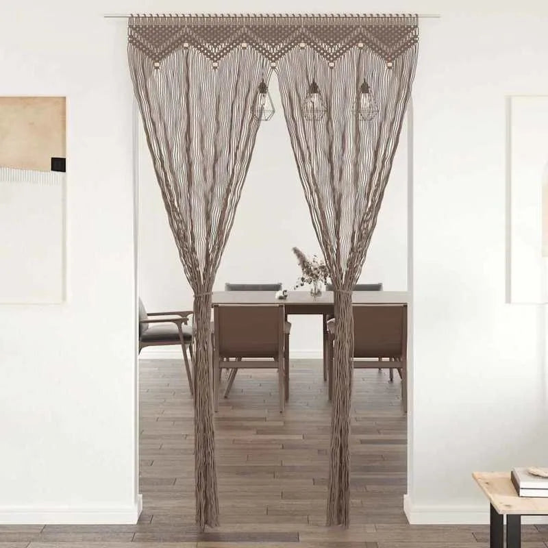 Rideau macramé taupe - dans une embrasure de porte, haut en zigzags perlés, cordons en deux pans