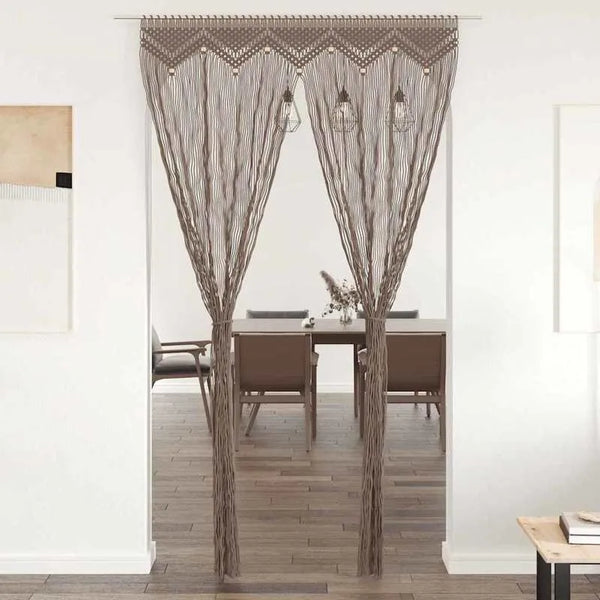 Rideau macramé taupe - dans une embrasure de porte, haut en zigzags perlés, cordons en deux pans