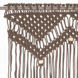 Rideau macramé taupe - gros plan sur les zigzags noués et les perles beiges, sous la tringle