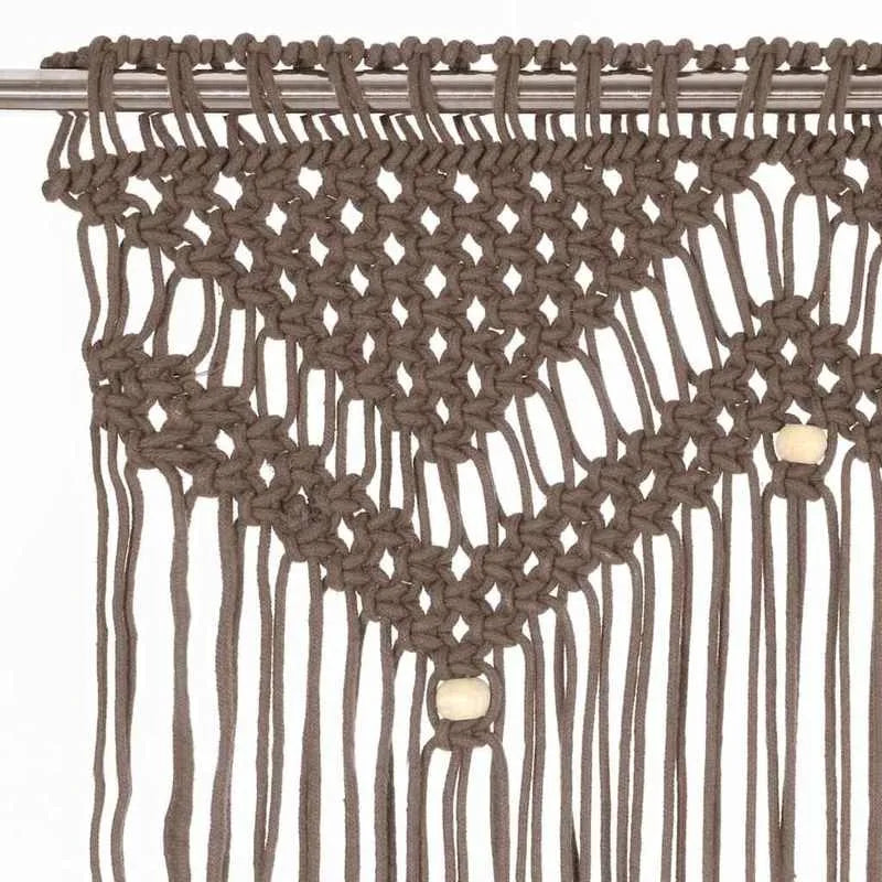 Rideau macramé taupe - gros plan sur les zigzags noués et les perles beiges, sous la tringle