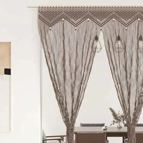 Rideau macramé taupe - haut en zigzags noués avec perles beiges, sur la tringle