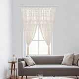 Rideau de porte macramé blanc - devant une fenêtre de salon, lumière du jour