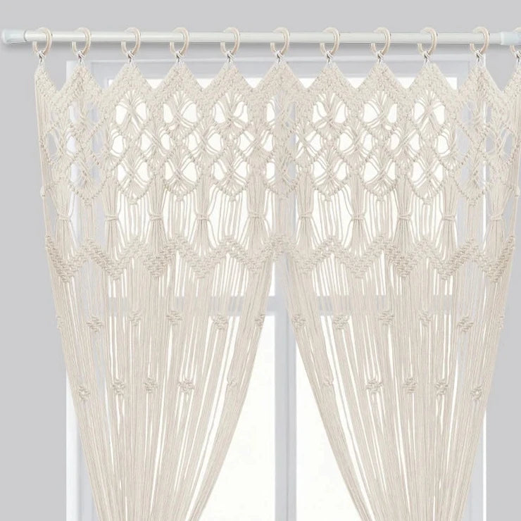 Rideau de porte macramé blanc - gros plan sur le haut : bande de motifs noués sur la tringle