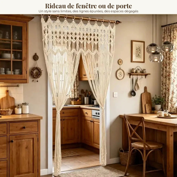 Rideau de porte macramé blanc - dans l'embrasure d'une porte de cuisine, haut ajouré sur une tringle en bois