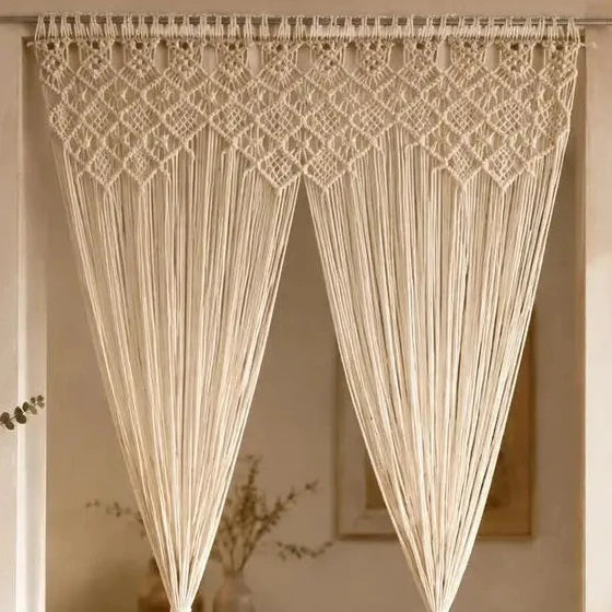 Rideau de porte macramé écru - haut en losanges noués passé sur la tringle