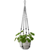 Support pot de fleurs suspendu macramé - coloris gris avec pot rayé et plante à feuilles rondes sur fond blanc