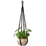 Support pot de fleurs suspendu macramé - coloris noir avec pot et plante à feuilles rondes sur fond blanc
