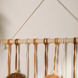 Détail barre bois et corde caramel suspension macramé Maya