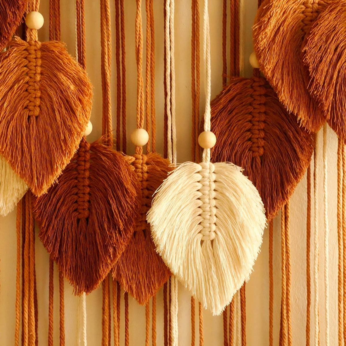 Détail feuilles macramé caramel et blanc suspension Maya