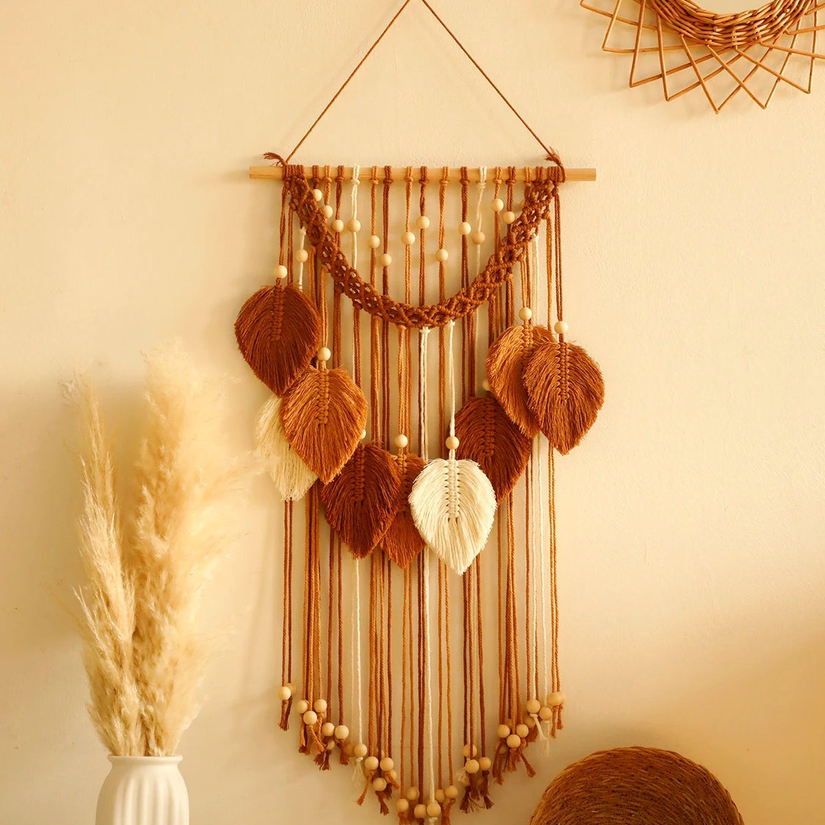 Suspension macramé Maya caramel dans salon bohème avec herbes de la pampa