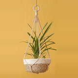 Suspension plante macramé - coloris beige naturel avec plante verte devant un mur jaune moutarde
