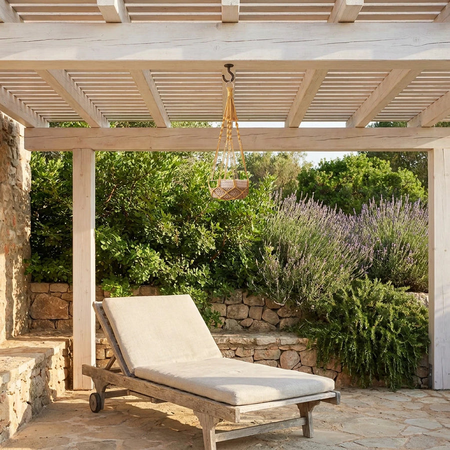 Suspension plante macramé corde de coton - modèle jaune moutarde sous une pergola, avec un transat et des lavandes sur la terrasse