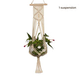 Suspension pot de fleurs macramé - une suspension à bâton de bois sur fond blanc