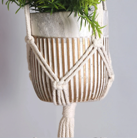 Suspension pot de fleurs macramé en corde de coton écrue, détail du nouage sous un pot rayé doré