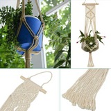 Suspension pot de fleurs macramé en corde de coton : quatre vues, suspendue près d'une fenêtre, sur fond blanc, bâton de bois et franges
