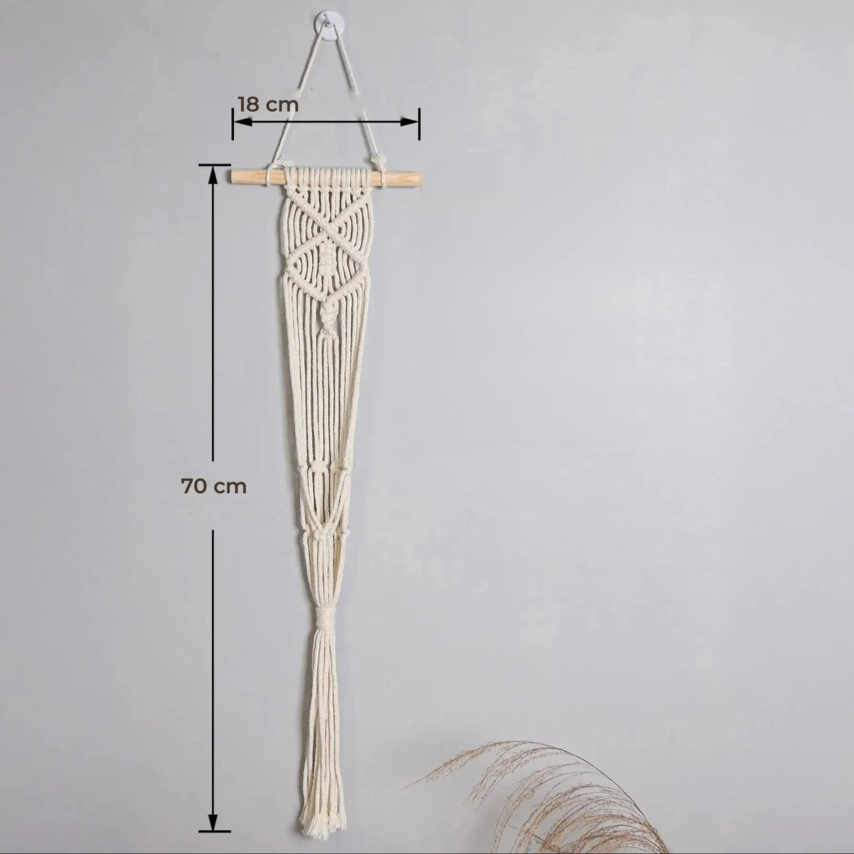 Suspension pot de fleurs macramé - dimensions 70 cm de hauteur et 18 cm de largeur sur mur gris